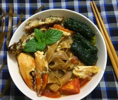 Cho chả lá lốt nem cua rán lên mặt rồi rắc lên xíu rau thơm, kế tiếp cho thêm càng cua là hoàn thành món ăn rồi.