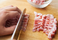Cắt nhỏ vừa ăn thịt xông khói. Húng quế lặt lá rửa sạch.