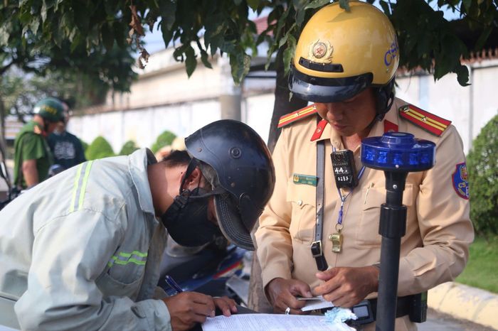 CSGT Rạch Chiếc xử phạt hàng loạt xe máy đi vào đường cấm trên cầu vượt 550 - Báo Pháp Luật TP.HCM
