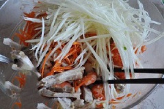 Pha nước sốt: cho 2 muỗng canh đường, 2 muỗng canh nước mắm, nước cốt chanh, tỏi băm vào chén, khuấy tan đường. Rưới 1 phần nước sốt vào tôm thịt cho thấm. Vớt đu đủ ra cho vào âu lớn cùng cà rốt rồi cho tôm thịt, rau răm, húng quế vào, rưới nước sốt, trộn đều.