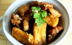 Múc ra đĩa bên trên rắc một ít tiêu, dùng làm món mặn ăn với cơm.