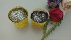 Thả chocochip vào giữa ly, ấn xuống một chút để tạo lõm. Để cupcake được mềm và hơi ướt ở giữa, đổ 1/2 thìa canh nước vào lõm (lên trên chocochip). Cho cupcake vào lò vi sóng, bật chế độ cao (HIGH) trong 75 giây để bánh còn ẩm nước. 90 giây thì bánh sẽ mềm và hơi khô. Trong hình là bánh sau 80 giây. Lấy bánh ra, thêm kem phủ hoặc rây chút đường bột để trang trí. Thưởng thức ngay khi còn nóng.