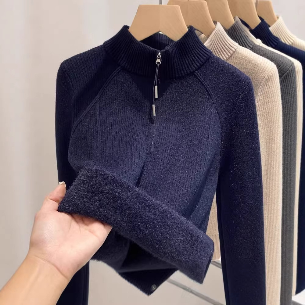 Women's knitted sweater with zipper and lining