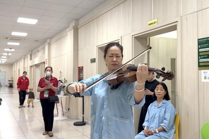 Xúc động cảnh nữ bệnh nhân khoa Cấp cứu BV Bạch Mai chơi viola tri ân y bác sỹ - Báo VTC News