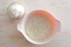 Cho xôi ra tô lớn, thêm vào 2 muỗng canh kem dừa trộn cho quyện đều. Sau đó thêm vào cơm dừa nướng, trộn cho quyện đều. Xoài chín cắt hạt lựu.