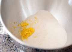 Dùng phới đánh đều 250g bơ với lòng trắng trứng. Cho đường trộn với vỏ chanh vào trong một thau.