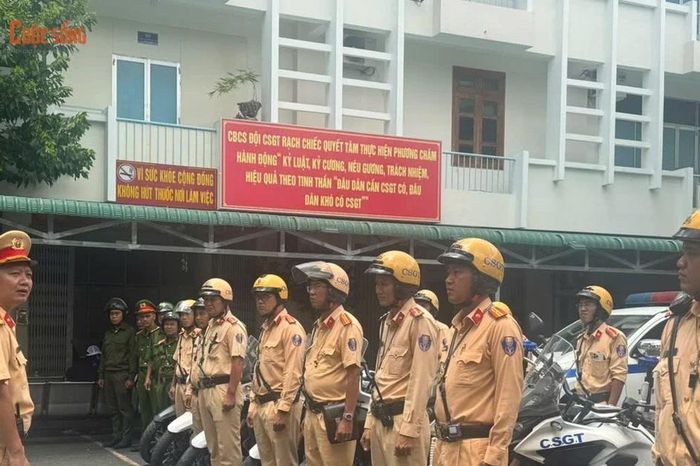 CSGT TP HCM ra quân cao điểm TTATGT - Báo Tri thức &amp; Cuộc sống