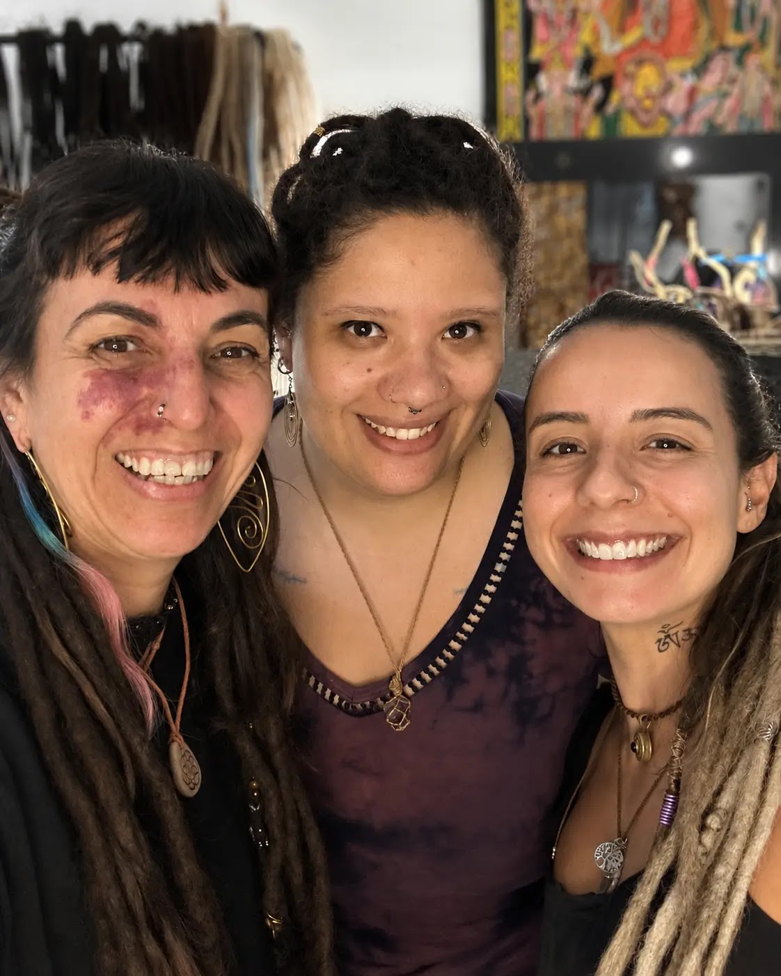 Thata com as duas participantes da primeira turma da Imers&atilde;o Arte Dreads Academy
