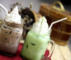 Matcha đá và cacao kem sữa đã hoàn tất rồi. Uống ngay khi còn lạnh.
