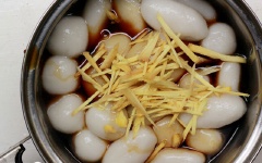 Cho bánh và gừng cắt sợi chỉ vào đảo đều, đun với lửa nhỏ. Đun thêm 3-5 phút thì tắt bếp.