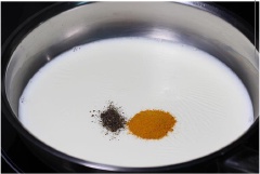 Cho 220ml sữa tươi vào nồi nhỏ và đun trên lửa vừa đến khi sữa nóng, hơi lăn tăn thì tắt bếp. Để sữa 5 phút cho nguội rồi cho 5g bộ nghệ, 1/4 muỗng tiêu vào (có thể thêm chút đường nếu thích). Khuấy đều lên cho bột nghệ tan hết rồi lọc qua rây là xong nha. Rót sữa ra ly và uống ngay sẽ ngon hơn.