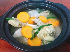 Món canh gà này có thêm hạt nêm Maggi ăn đậm đà mà bổ dưỡng nữa. Những ngày mưa se lạnh như thế này chỉ ước có tô canh và chén cơm trắng thế này thôi! Chúc các bạn ngon miệng với món ăn đơn giản nhưng bổ dưỡng này nha.