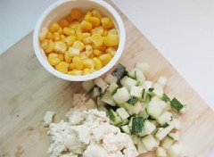 Sơ chế nguyên liệu: bí ngòi cắt hạt lựu, bắp hột cho ra chén, phô mai ricotta nghiền nát.