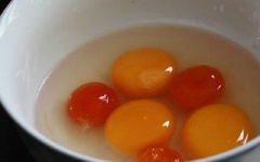 Nấm rơm làm sạch gốc, rửa lại với nước, cắt làm đôi. Trứng vịt đập ra chén, thêm 1 quả trứng vịt muối vào, khuấy đều.
