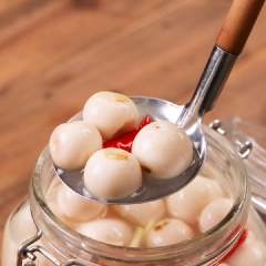 Sau cùng đổ dung dịch nước đã nấu trước đó vào hũ, sao cho nước ngập hết mặt cà. Sử dụng 1 túi nước, đĩa nhỏ hay các que bằng tre nhỏ để đè cho cà không nổi lên trên mặt nước. Cuối cùng bạn đậy nắp hũ lại. Muối khoảng 2-3 ngày thì độ chua của cà pháo đã đạt chuẩn.