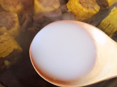 Sau đó ta cho bắp và 1 bát to nước vào hầm trong thời gian 30-35p cho thịt bò chín mềm. Bước sau cùng ta hoà bột bắp vào bát nước sau đó cho vào nồi bò hầm bắp để tạo độ sệt cho nước sốt. Khi ăn thêm rau mùi thái nhỏ.