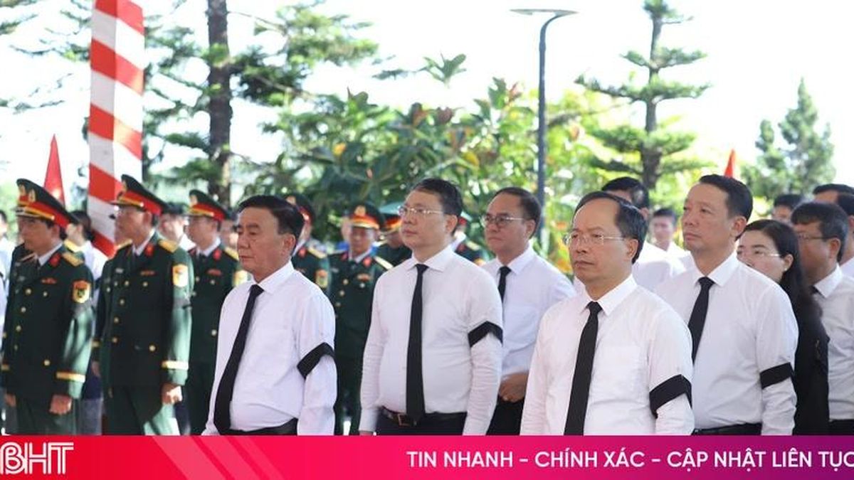 Trang trọng lễ truy điệu, an táng hài cốt liệt sỹ quân tình nguyện, chuyên gia Việt Nam hy sinh tại Lào - Báo Hà Tĩnh