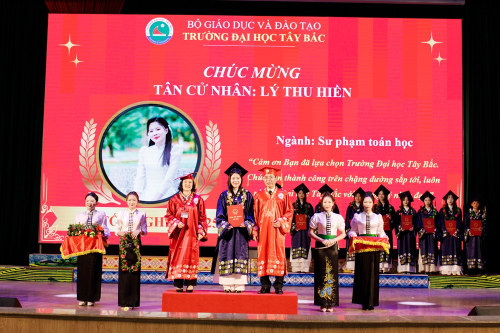Lễ bế giảng và trao bằng tốt nghiệp đại học, cao đẳng hệ chính quy (đợt 2) năm 2025 tại Trường Đại học Tây Bắc