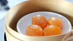 Cho vào nồi hấp 4 quả trứng muối, phết một lớp dầu mè cho trứng được thơm hơn rồi đem hấp chín trong 10 phút. Khi trứng chín thì lấy ra, dùng dĩa dằm nhuyễn hỗn hợp trứng muối.
