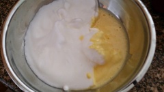 Cho lòng đỏ vừa đánh vào âu lòng trắng trứng. Dùng spatula hoăc thìa gỗ nhẹ nhàng trộn đều theo 1 chiều cho hỗn hợp hoà quyện. Rây 110g bột bánh bông lan vào hỗn hợp trứng. Dùng spatula hoăc thìa gỗ trộn nhẹ một chiều từ dưới lên cho hỗn hợp mịn màng.