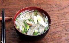 Múc canh miso cà tím ra chén ăn với cơm.