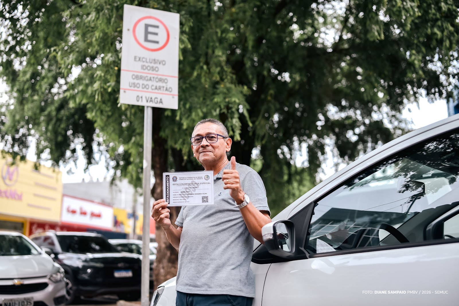 Agente de trânsito realizando fiscalização de uso de credencial de estacionamento em Boa Vista