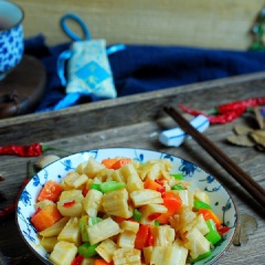 Một ít biến tấu đơn giản, bạn sẽ hoàn tất được món Củ sen xào cà rốt cần tây với củ sen có tính mát, nhuận tràng. Món xào này sử dụng cho bữa cơm chay rất hợp nhé!