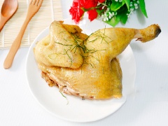 Gà hấp muối sả thơm béo, dai ngon thích hợp làm món ăn lý tưởng cho cả nhà dịp cuối tuần. Thịt gà hấp có thể chấm muối ớt chanh hoặc xé nhỏ trộn gỏi đều tuyệt nhé!