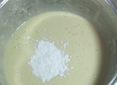 Đầu tiên, cho 90gr bột mì, 3 muỗng canh đường trắng, trứng gà, 1/2 muỗng cà phê muối và 1/2 chén nước vào tô, khuấy đều.