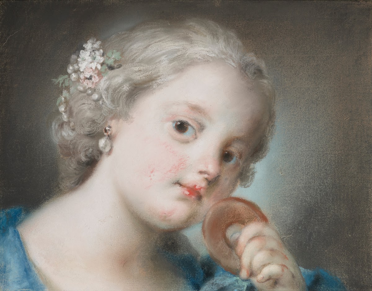 Tête de jeune fille à la perle des fleurs dans les cheveux