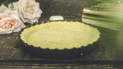 Đế bánh tart, thoa bơ một lớp mỏng để chống dính. Dàn bột mỏng khoảng 1.5cm viền theo khuôn bánh. Dùng nĩa châm lỗ trên mặt bánh, nướng với nhiệt độ 180 độ C trong vòng 15 phút. Trong thời gian đó, pha 1 lòng đỏ trứng, sữa tươi và sữa đặc, khuấy đều. Đế bánh hơi vàng, bạn rót hỗn hợp trên vào, nướng thêm 20 phút ở nhiệt độ 160 độ C đến khi viền bánh vàng ươm và flan trứng chín.