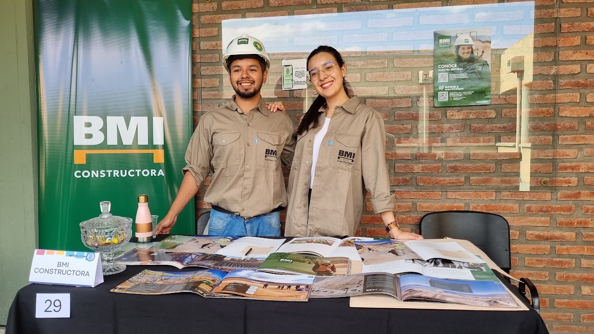 Expositores de una organización del sector técnico y productivo