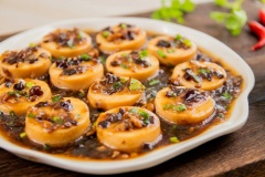 Trình bày đậu hũ non sốt nấm ra dĩa và sẽ thêm ngon nếu như được thưởng thức khi còn nóng, có thể dùng kèm với cơm trắng cho bữa ăn gia đình thêm vị mới.