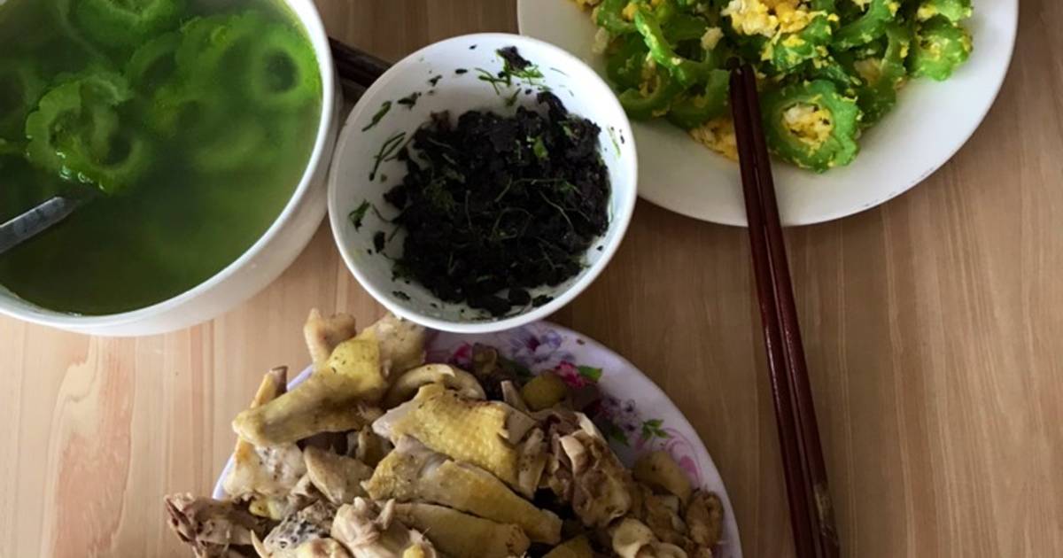 Bữa cơm nấu vội (thịt gà luộc, trứng gà xào mướp đắng, canh mướp đắng nấu nước luộc gà)