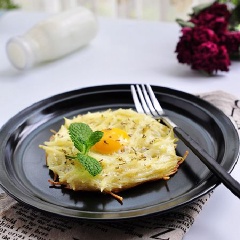 Những chiếc bánh trứng tựa hồ như những chiếc tổ chim với màu sắc bắt trông cực hấp dẫn chắc chắn sẽ mang đến cho bạn bữa ăn ngon miệng.