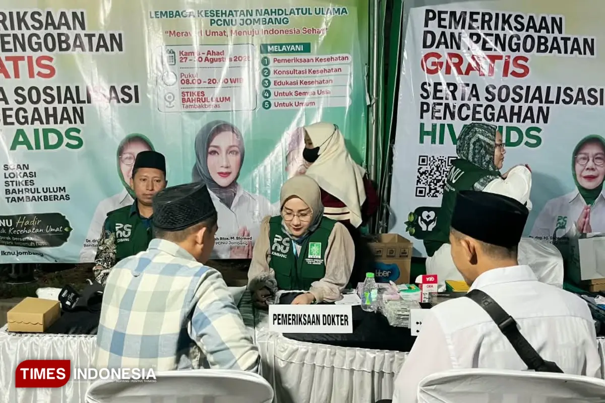 Petugas kesehatan sedang melakukan persiapan layanan medis untuk kegiatan organisasi.