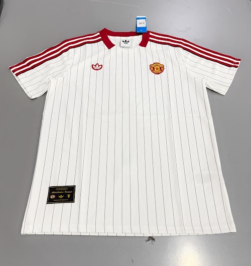 Equipación blanca del Manchester United 2025-26.jpeg