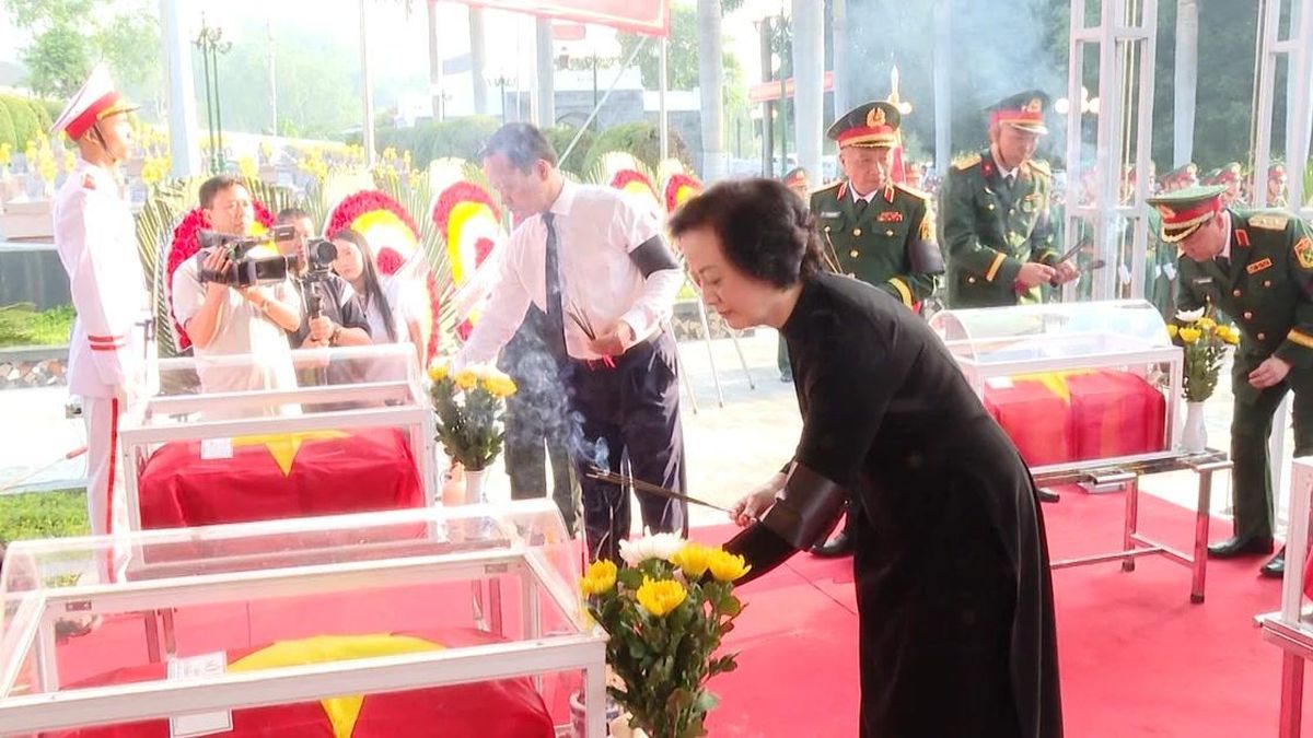 [Video] Đón 9 liệt sĩ quân tình nguyện Việt Nam hy sinh tại Lào trở về đất mẹ - Báo Nhân Dân