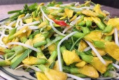 Bông điên điển một trong những đặc sản của miền Tây, thường rộ lên trong mùa nước nổi. Bên canh canh bông điên điển thì món Bông điên điển muối chua cũng khác là ngon miệng. Các bạn có thể làm ngay bảo quản để dùng dần nhé!