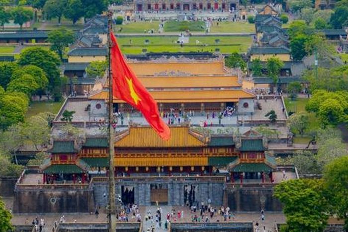Khách nườm nượp đến quần thể di tích cố đô Huế, lượng vé đạt kỷ lục - Báo Người Lao Động