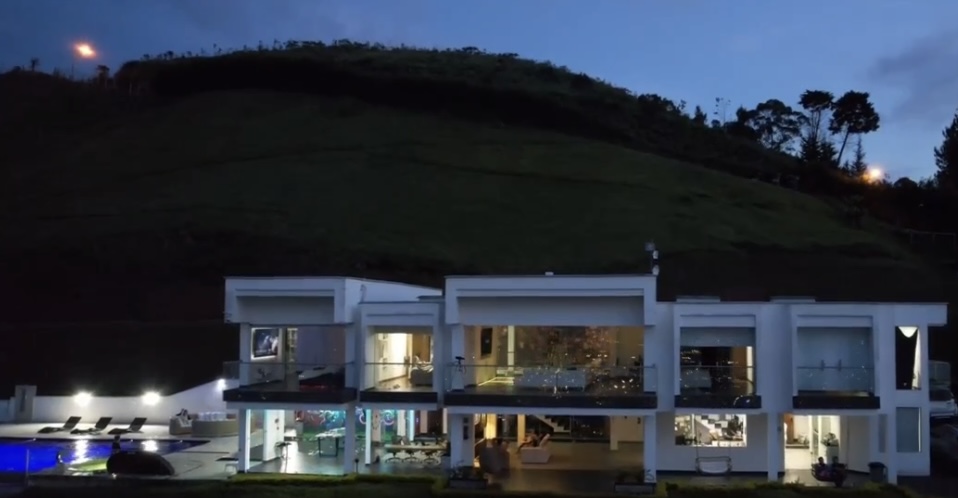 Hillside pool — luxury villa Medellín