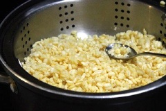Đậu xanh ngâm khoảng 2-3 tiếng đồng hồ cho nở rồi đem hấp chín.