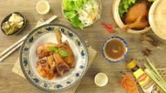 Đùi vịt được nướng chín thơm phức với lớp vỏ ngoài nâu vàng óng ánh, thịt vịt phía trong mềm ẩm đậm đà không còn hôi mùi hôi đặc trưng nữa. Món vịt nướng này ăn với xôi hay cơm đều rất hợp, thêm chút dưa cải chua và rau thơm để bổ sung hương vị là bạn đã có một bữa ăn ngon lành bất ngờ.