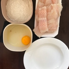 Rửa sạch, cắt đôi, bỏ hạt ớt chuông và thái ớt chuông thành miếng vuông nhỏ. Bỏ vỏ, thái hành tây, dưa leo, cà rốt cùng với kích cỡ tương tự ớt chuông. Thái khúc đậu que. Rửa sạch phi lê cá basa và thái khúc nhỏ. Chuẩn bị 1 bát bột mì, 1 bát trứng gà đánh tan.