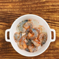 Tôm sú bóc vỏ, bỏ đầu, lấy chỉ lưng. Ướp 200gr tôm sú với 10gr tỏi băm, 1/2 muỗng cà phê muối, 1/2 muỗng cà phê ớt bột, 1 muỗng cà phê nước cốt chanh. Bắc chảo lên bếp, cho vào 15gr bơ thực vật, cho tôm vào áp chảo săn mặt rồi lấy ra để riêng.