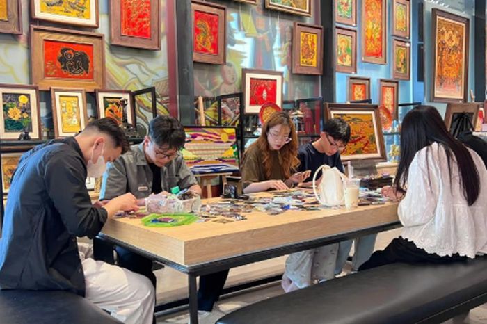Tranh thếp lá kim loại đa sắc thu hút đông đảo bạn trẻ trải nghiệm trong không gian sáng tạo ở Bảo tàng Hà Nội - Chuyên trang Gia Đình &amp; Xã Hội - Báo Sức khỏe &amp; Đời sống