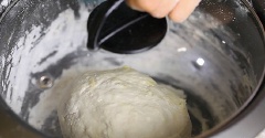 Sau đó lại nhào thêm một lần nữa để bơ thấm dần vào bột bánh. Tiếp theo, các bạn cho bột bánh vào nồi cơm điện và đậy vung nồi lại. Các bạn hãy đặt nồi ở một nơi ấm áp, chúng ta sẽ ủ bột bánh trong khoảng 1 giờ. Đây là lần ủ bột thứ nhất. Sau khi hết thời gian, các bạn sẽ thấy bột bánh nở lớn hơn gấp đôi ban đầu, đây là do sự hoạt động của men nở và đường tiết ra carbon dioxide, bên cạnh đó nó cũng giúp cho bánh ngon và mềm hơn.