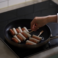 Cho ít dầu ăn vào chảo đáy phẳng và rộng, đặt các xiên que bánh gạo vào chiên áp chảo với lửa nhỏ vừa cho đến khi bánh gạo săn lại là được.