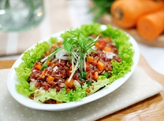 Cho hỗn hợp salad cơm gạo lứt ra đĩa, trang trí đẹp mắt và dùng nóng. Salad cơm gạo lứt là món ăn được chế biến với nhiều màu sắc trông rất bắt mắt và ngon miệng. Đặc biệt đây là món ăn đầy đủ dưỡng chất thích hợp cho sự phát triển của các bé nhà bạn.