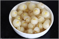 Nhồi hạt sen vào lòng nhãn đã lấy hạt.
